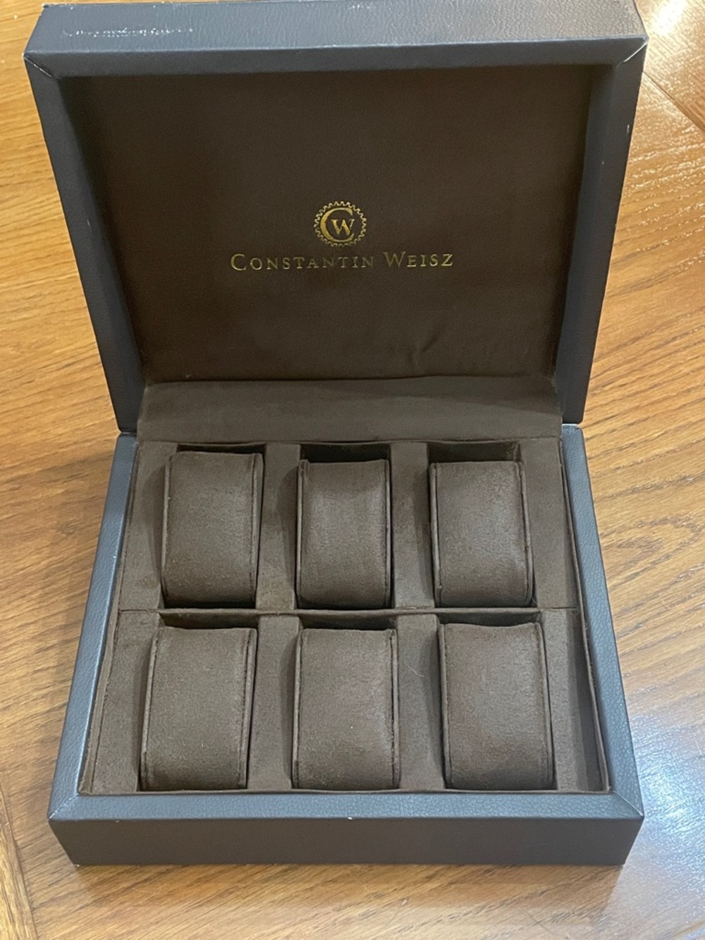 Brown Leatherette 6-Slot Watch Box

In good condition and clean. A few scuffs.